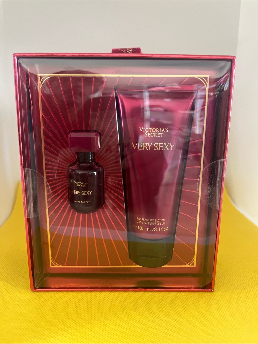 Victoria's Secret Very Sexy  & Lotion Gift new set, plus a free gift